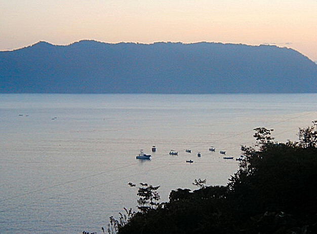 Amanecer sobre las aguas calmas de Bahía Ballena en Uvita